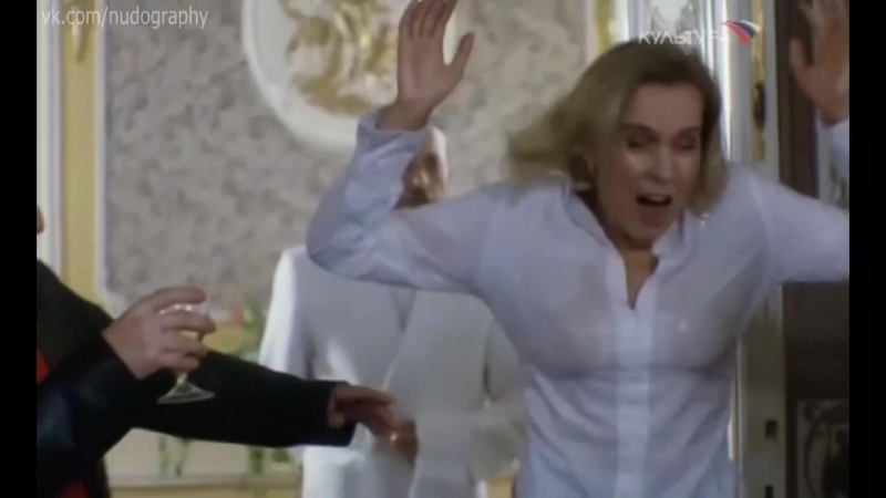 Светлана чуйкина в мокрой блузке в фильме "парижская любовь кости гуманкова" (2004)