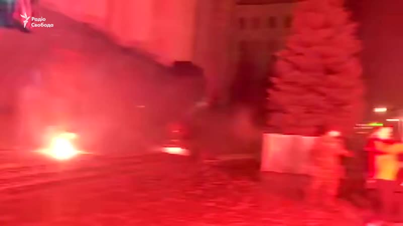 🇺🇦 поліцію закидали фаєрами, офіс президента у графіті акція на підтримку стерненка у києві <#радіосвобода>