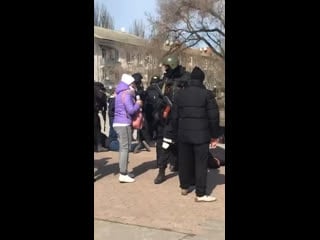 В бердянске людей, которые вышли на мирную акцию протеста против оккупантов, начали задерживать и избивать