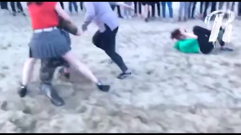 Вписка лютая бабская драка, вышли стенку на стенку