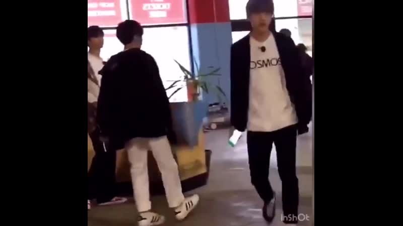 [190512] đi vứt thôi mà sao giống đi catwalk vậy