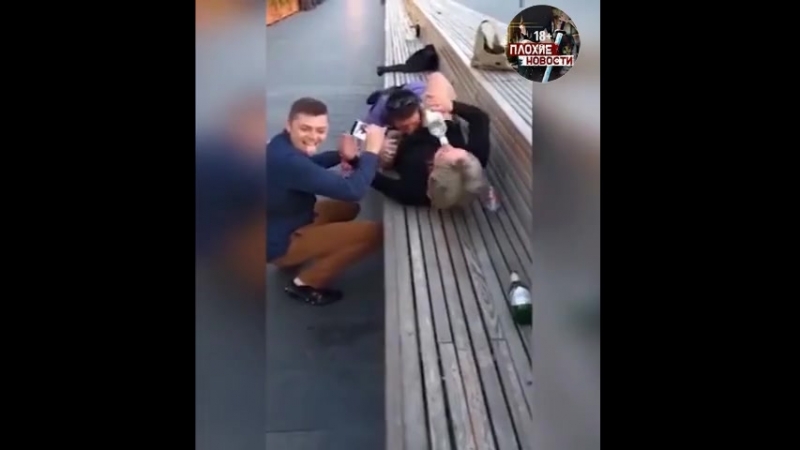 Польские футбольные болельщики гуляли по арбату и познакомились с нашей соотечественницей выпили ну и закусили