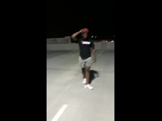 Нигер кидает зигу)