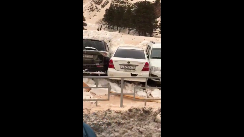 На автостоянку в приэльбрусье сошла лавина последствия
