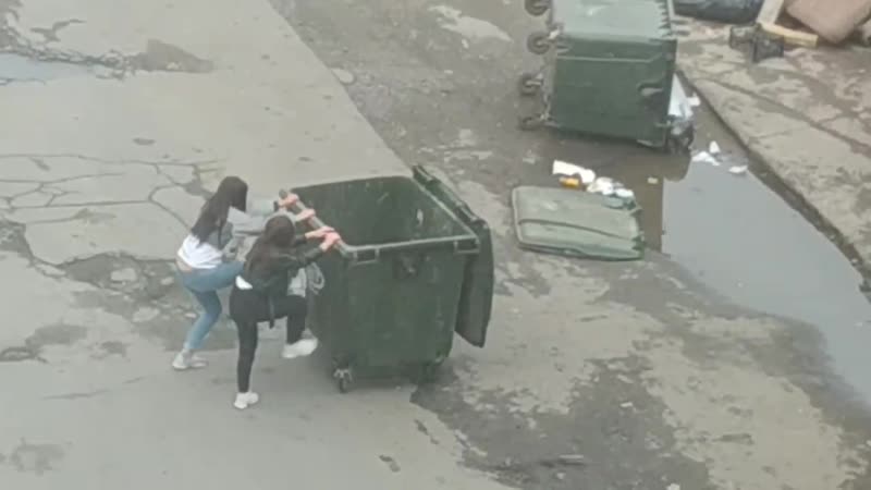 Жесть в петрозаводске | драка девушек с контейнерами