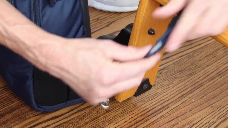 Защитный карабин turn & lock security hooks