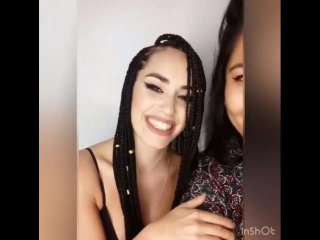 Lali mandando saludos