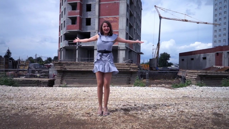 С днем строителя! красивая девушка поздравляет строителей на стройке