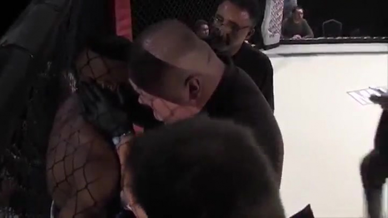 Судья вынужден был применить болевой прием чтобы успокоить бойца mma