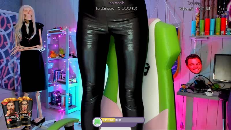 Ляжки, ножки и секси кожаный костюмчик стримерши оляши / твои блогерши