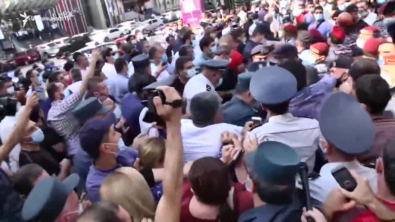 Ընդհարում ծառուկյանի աջակիցների եւ ոստիկանության միջեւ, 2 անձ բերման ենթարկվեց դիմակ չկրելու համար