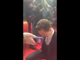 So hiddles really kneeled for a fan who was cosplaying loki we don’t deserve him