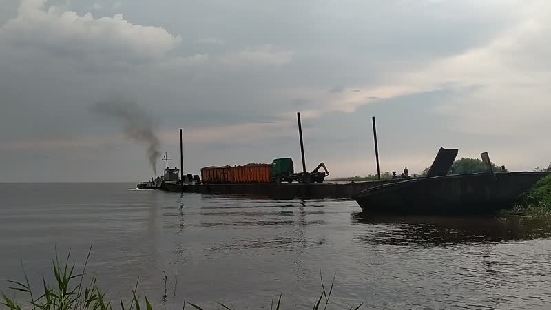 Отпраа баржи с мусором с несанкционированной свалки на острове залита