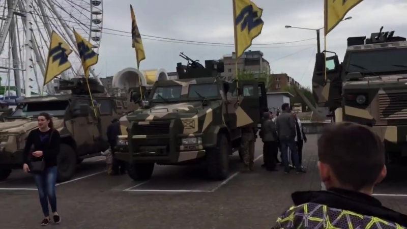 Вистаа української військової техніки на дворіччя полку «азов» у бердянську