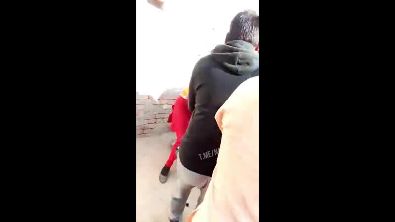 Взбешённый индус со своим другом избивает жену за то, что та посмела заговорить с другим парнем