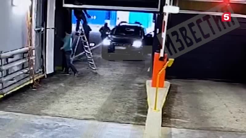В москве рабочего «намотало» на ворота паркинга