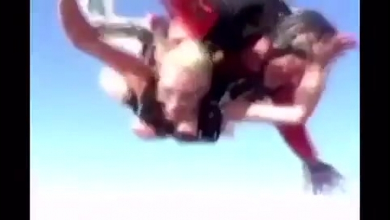 Голый прыжок с парашютом