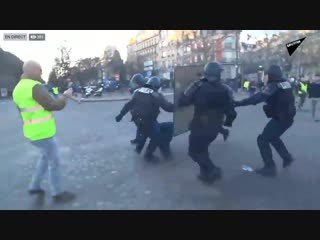 Polizei skandal bei gelbwesten demo in paris feiger polizist tritt demonstrant brutal ins gesicht