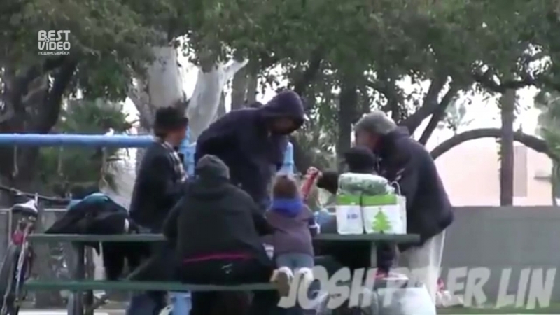 Парень дал бомжу 100$ и стал следить но вместо падения человека он увидел его величие