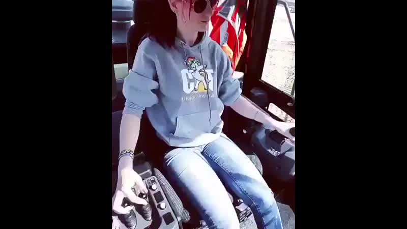 Mulher representando no comando de uma máquina pesada!créditos @