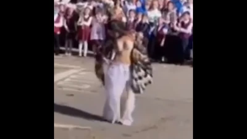 Родители защищают хабаровскую учительницу, исполнившую танец молодые на линейке 1 сентября