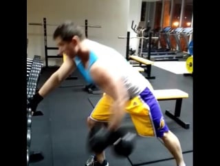 Тяга гантели одной рукой