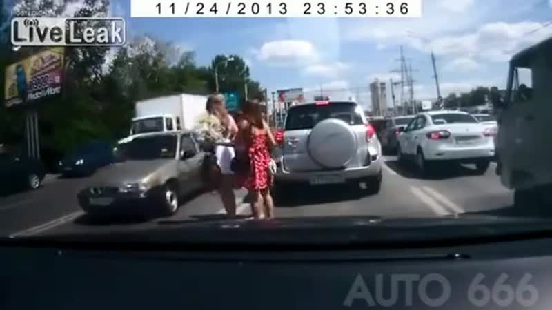 Женщины переходят дорогу