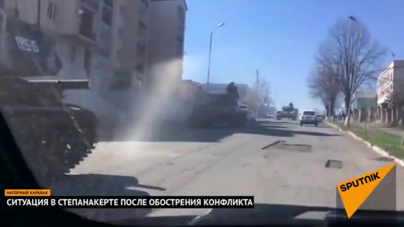 По улицам степанакерта в зону конфликта в нкр едут танки