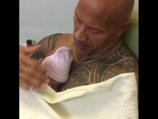 Дуэйн поет колыбельную своей младшей дочери тиане