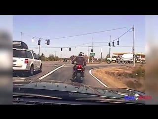 Задержание мотоциклиста в орегоне(cop hits biker with car then spartan kicks him in the chest)