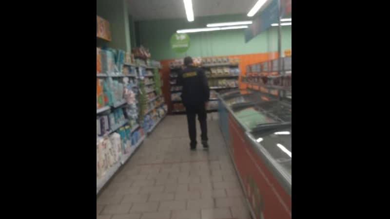 В «пятерочке» охранник сломал позвоночник школьнику