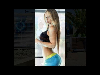 Девушка дома раздевалась очень быстро перед трахом