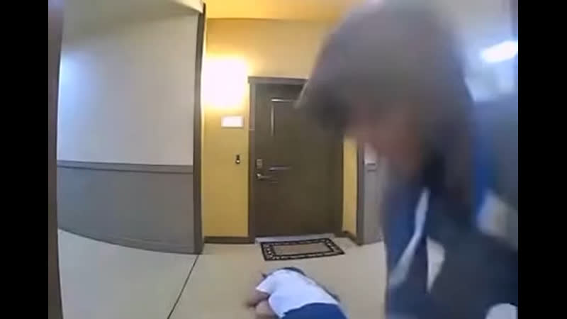 Удар ремнём по пятой точке в подъезде