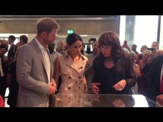 The duke and duchess of sussex view exhibits at the nelson mandela centenary exhibition