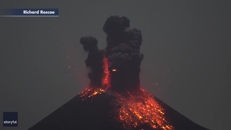В гватемале засняли редкую вулканическую молнию