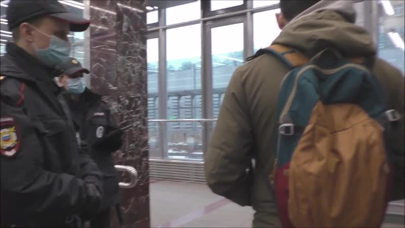 Мент боится простых людей, но докапывается до масок контролёрша тиктокерша разоблачила стримеров