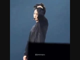 A compilation of jungkook sexily pushing his hair back and exposing his forehead lets suffer together