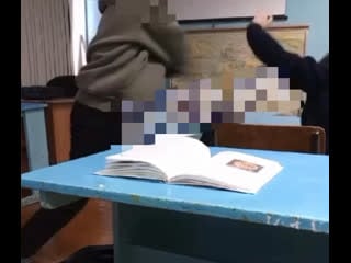 Издевается над одноклассниками