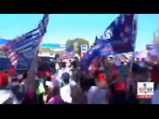 Trump slowly drives past in motorcade at a spontaneous rally in west palm beach, fl today😎