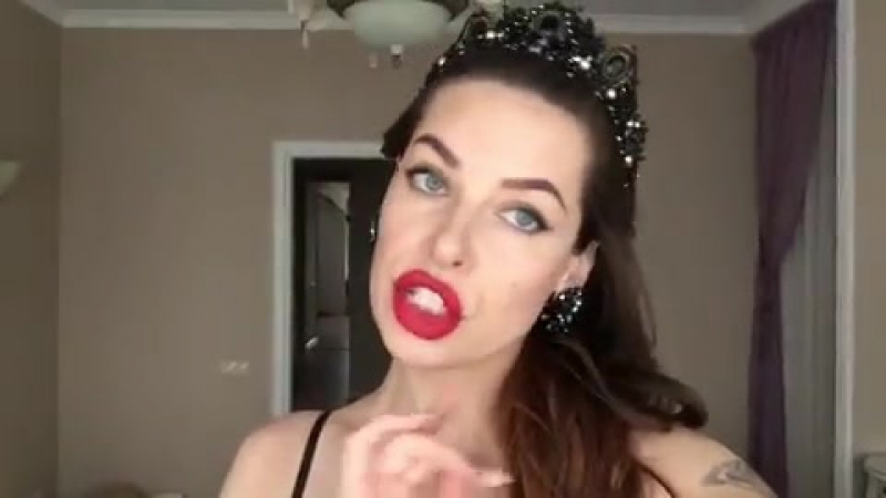 Краснова наташа фото на фоне белой шторки