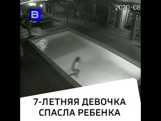 В крыму очевидцы сняли на видео, как 18 летняя девочка спасла тонущего ребенка