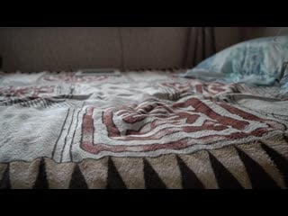 Mилая молодая красотка дрочит на камеру