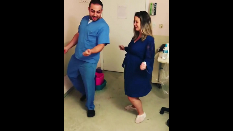 Бразильский акушер гинеколог танцует с роженицами