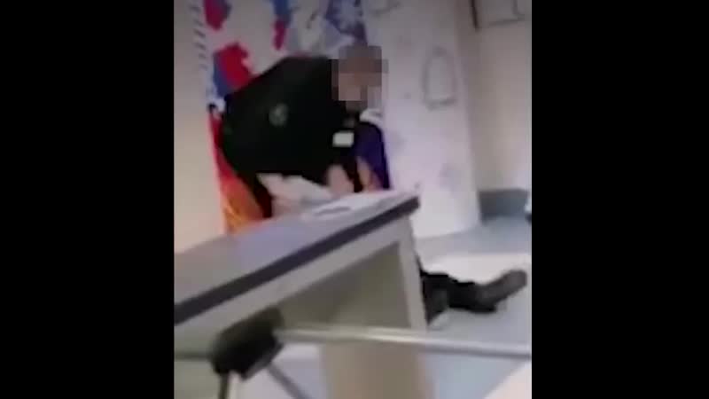 В школе между двумя молодые случилась драка, мужчина решил вмешаться сначала он пытался удержать школьника за руку, потом швырну