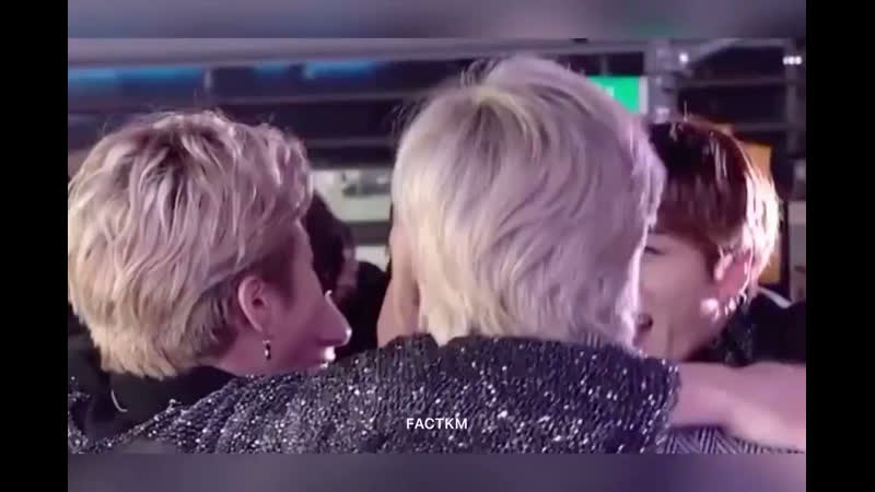 Лапка чонгу трогает пальчики чимини