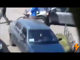 В москве наряд ппс "задержал" велосипедного вора, но когда его вели к служебному авто, что то пошло не по плану ¯\ (ツ) /¯