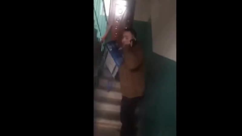 Мама вызывай ментов!!! нападавшего на девочку с георгиевской лентой и журналистов молодые регора, поставили на колени и опусти