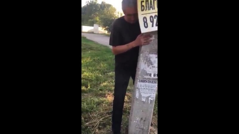 В пятигорске мужик перебрал с водочкой и решил удержать спящий столб, чтобы он не упал