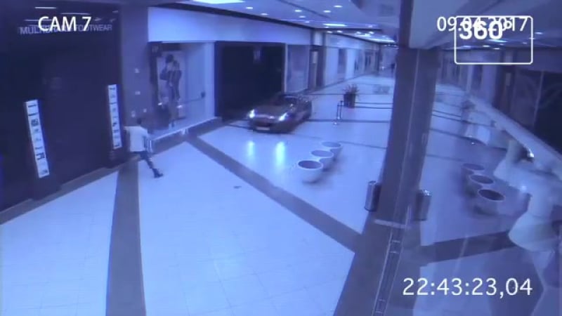 Бывший мэр архангельска устроил гонку на ferrari по торговому центру в москве