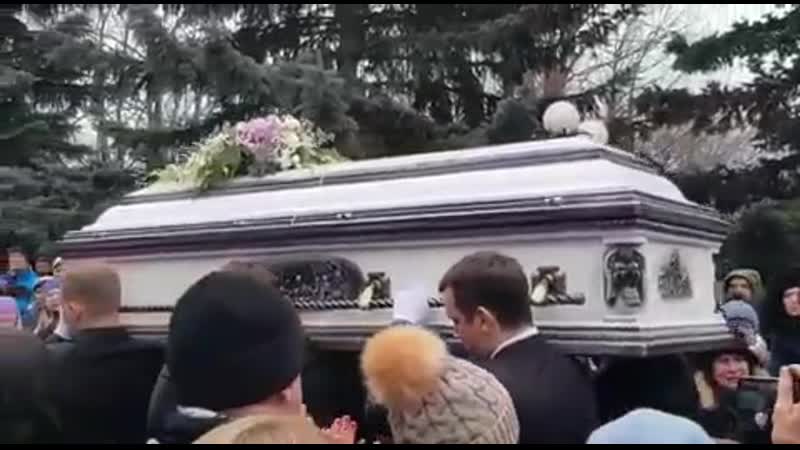 Церемония прощания с певицей юлией началовой, скончавшейся 16 марта 2019 года на троекуровском кладбище москвы